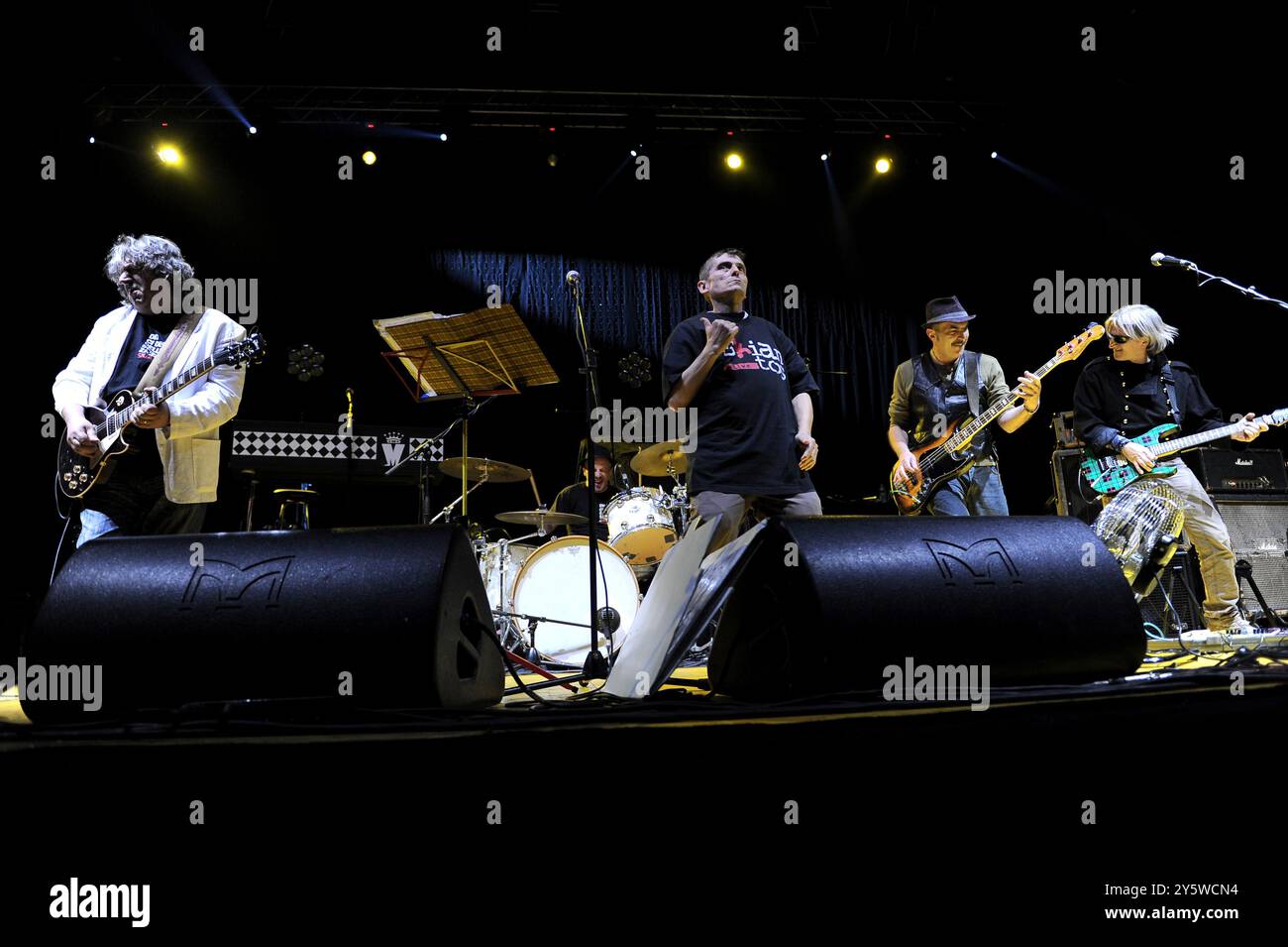 Milano Italia 08/05/2010: La band Skiantos, gruppo punk rock italiano, durante il concerto dal vivo al Palasharp Foto Stock