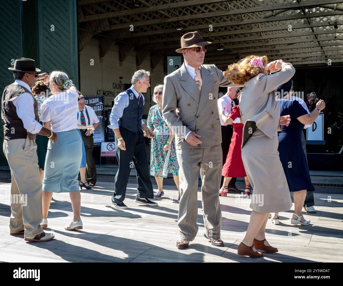 ballerini in stile anni '1940 che ballano con la musica della big band Foto Stock