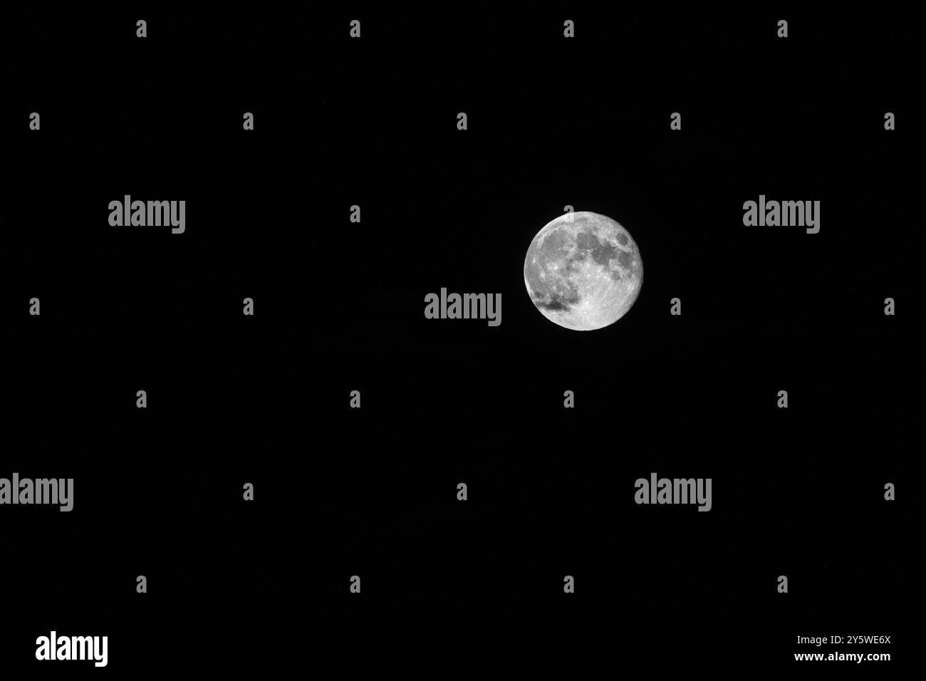 luna piena, monocromatico, formato orizzontale, 2023 Foto Stock