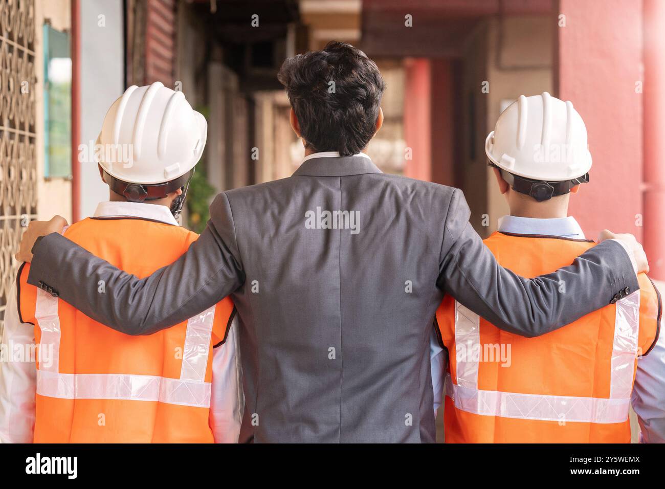 Eroi non cantati del settore edile, ingegneri indiani professionisti, architetti e capisquadra che appoggiano aziende affidabili, le spalle sono tornate indietro. Foto Stock