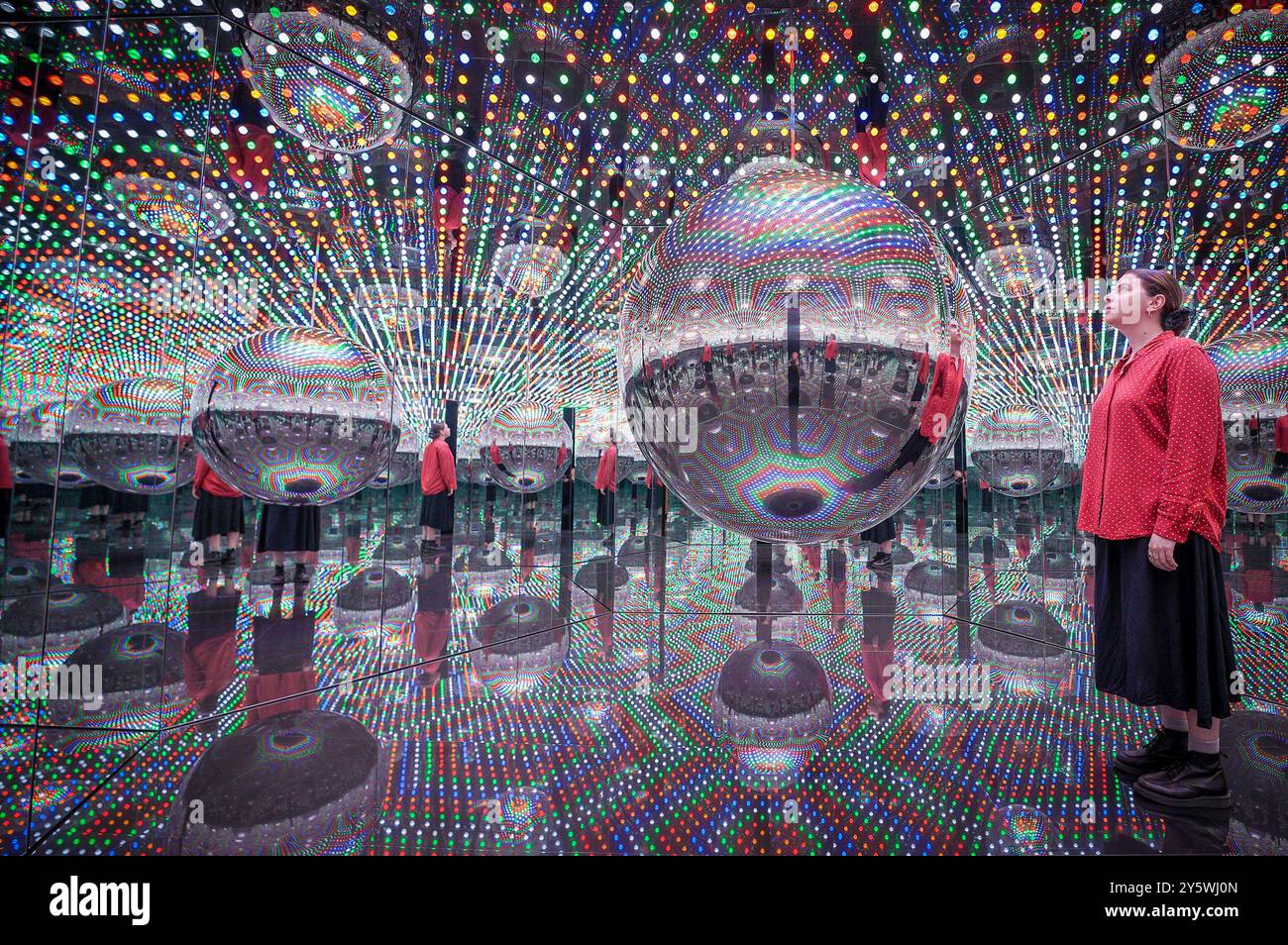 Londra, Regno Unito. 23 settembre 2024. La quattordicesima mostra personale di Yayoi Kusamas con la galleria Victoria Miro offre una rara opportunità di sperimentare una nuova e abbagliante sala degli specchi dell'Infinito (nella foto). Crediti: Guy Corbishley/Alamy Live News Foto Stock