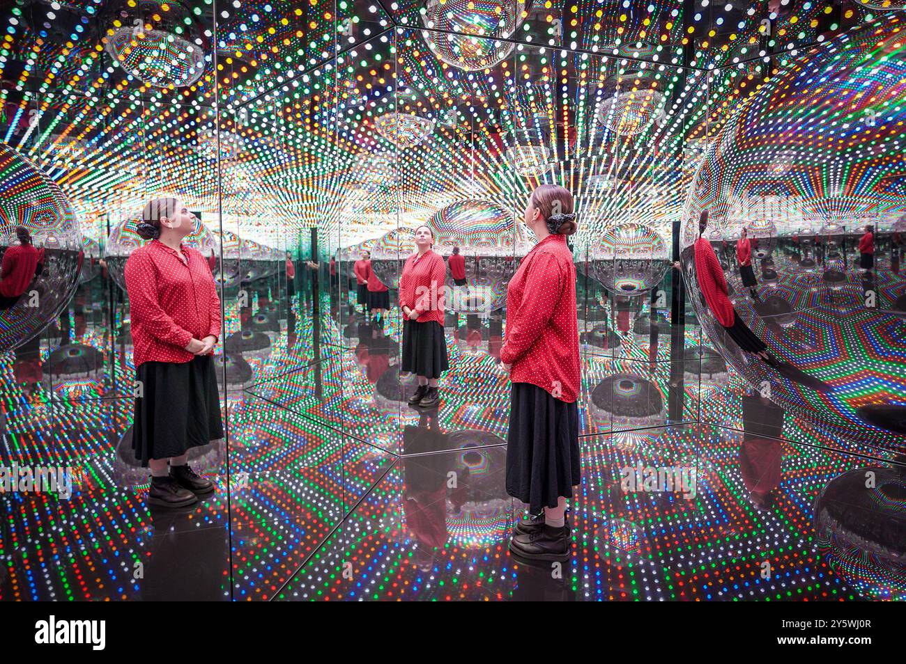 Londra, Regno Unito. 23 settembre 2024. La quattordicesima mostra personale di Yayoi Kusamas con la galleria Victoria Miro offre una rara opportunità di sperimentare una nuova e abbagliante sala degli specchi dell'Infinito (nella foto). Crediti: Guy Corbishley/Alamy Live News Foto Stock