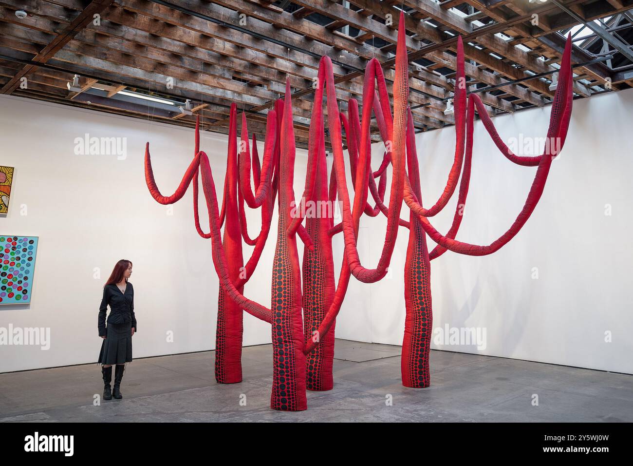 Londra, Regno Unito. 23 settembre 2024. Yayoi Kusamas quattordicesima mostra personale con la galleria Victoria Miro. Crediti: Guy Corbishley/Alamy Live News Foto Stock