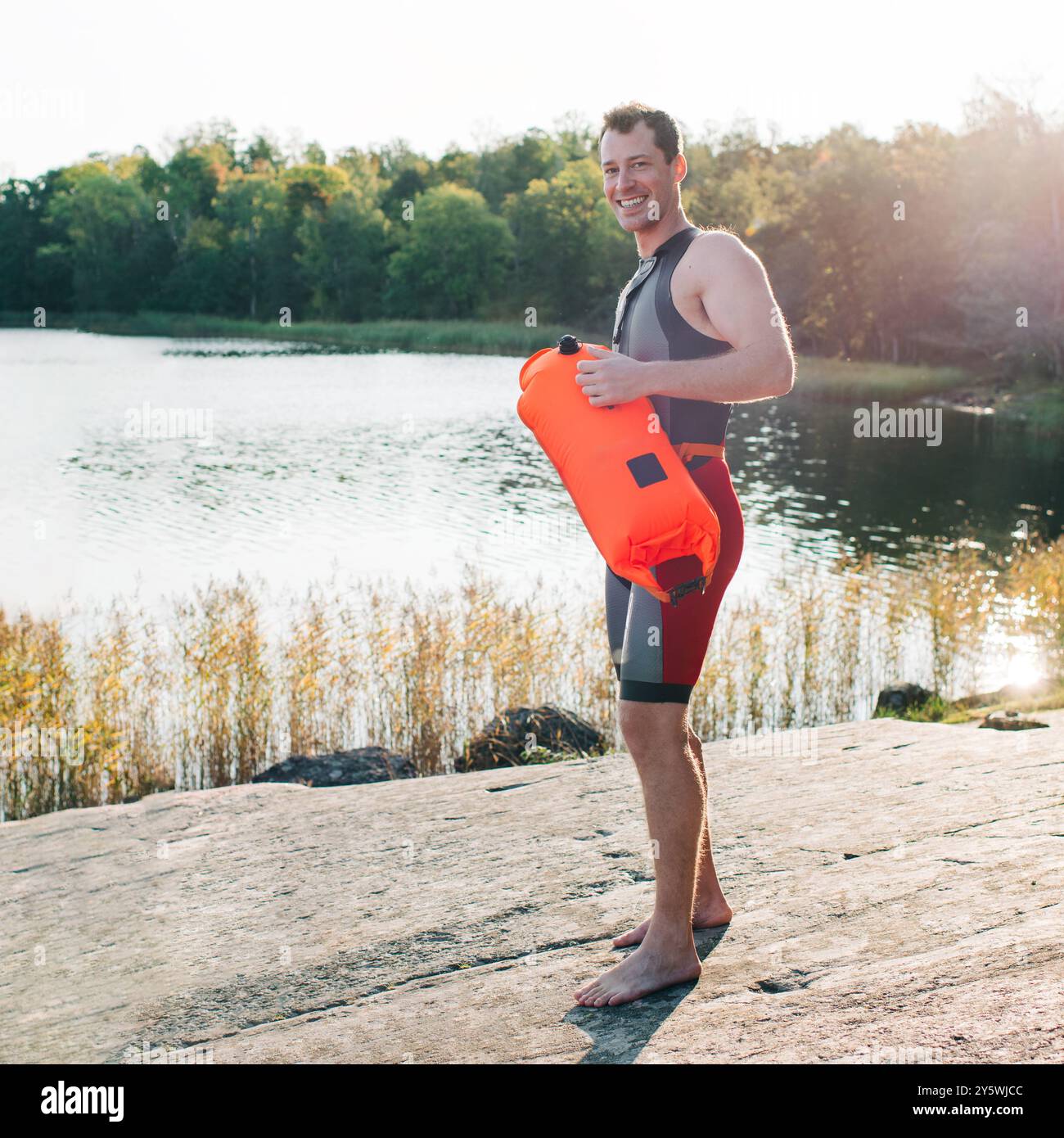 uomo pronto ad andare a nuotare in mare con i suoi amici Foto Stock