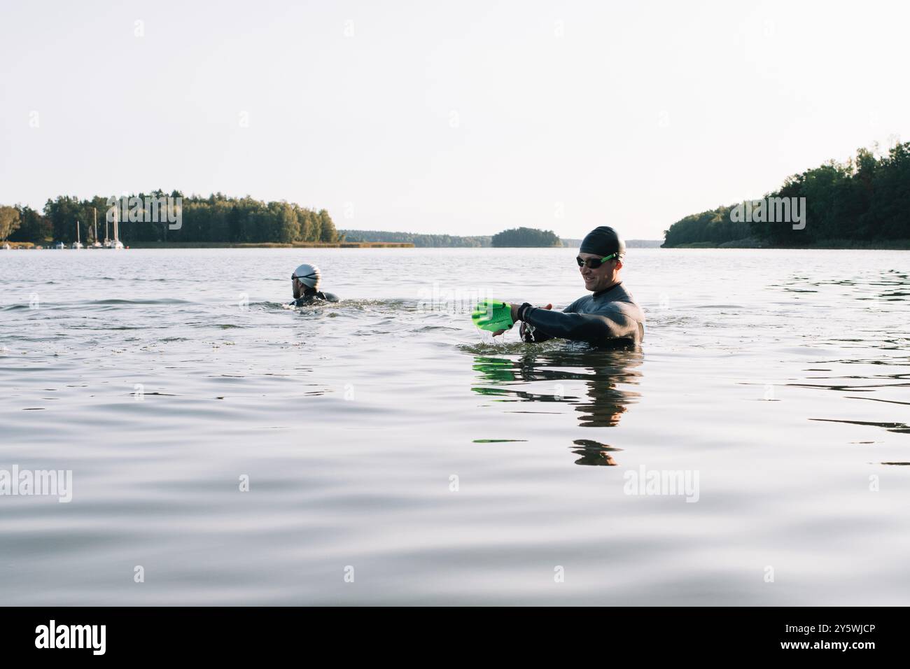 Uomo pronto ad andare a nuotare con i suoi amici in mare Foto Stock