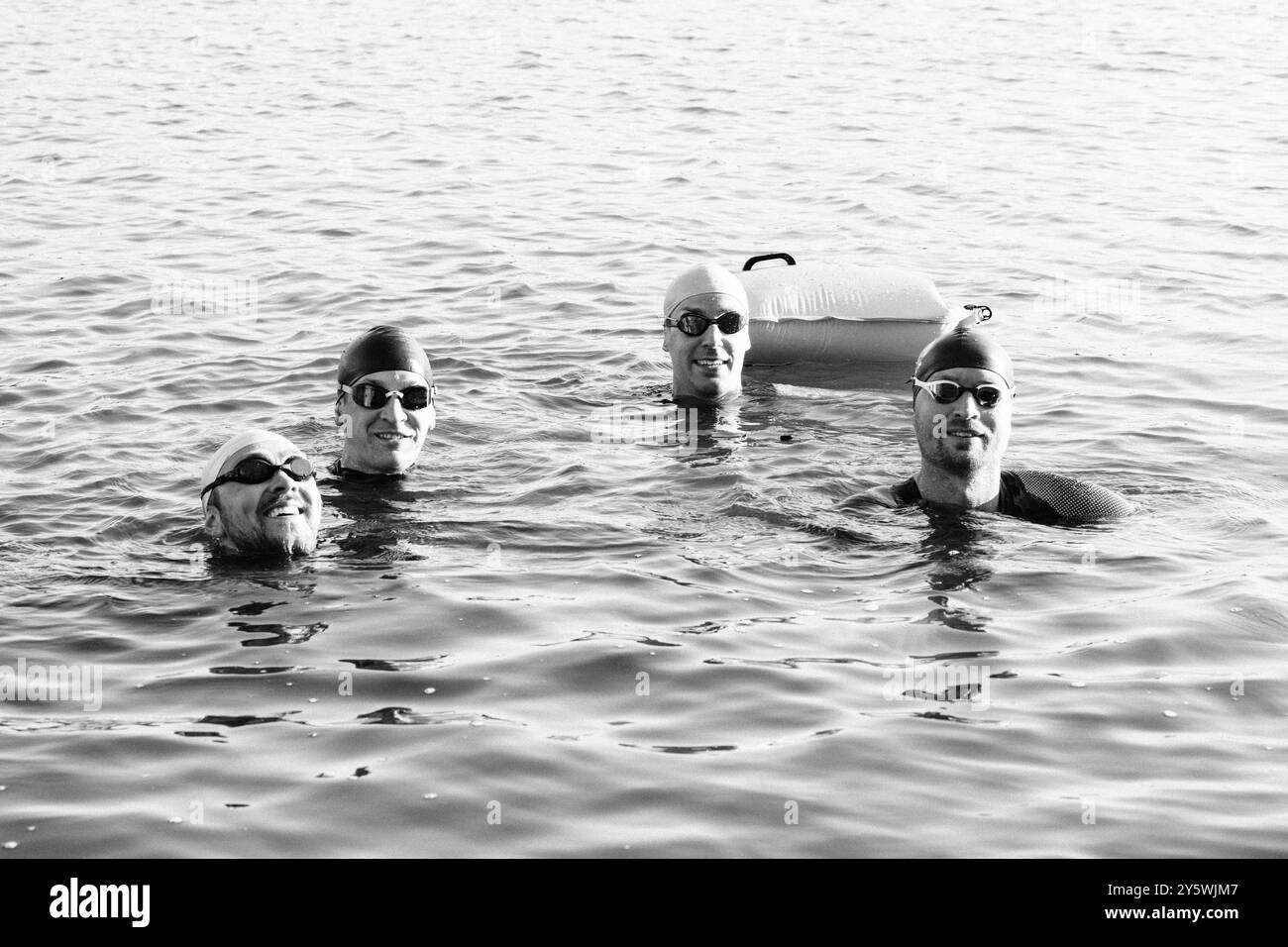 Uomini svedesi nel mar baltico che nuotano con gli amici Foto Stock
