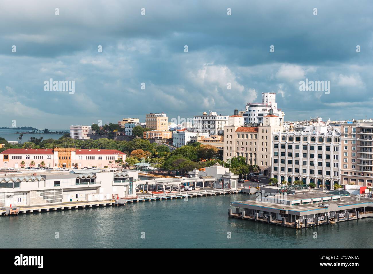 San Juan, Porto Rico - 20 aprile 2017: Un vivace paesaggio urbano lungo la costa sotto un cielo dinamico. Foto Stock