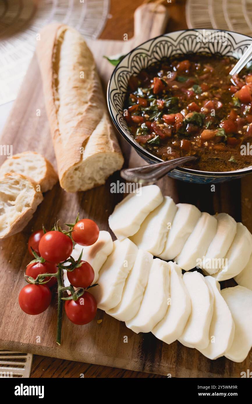 Bruschetta fatta in casa con pomodori freschi, mozzarella e baguette Foto Stock