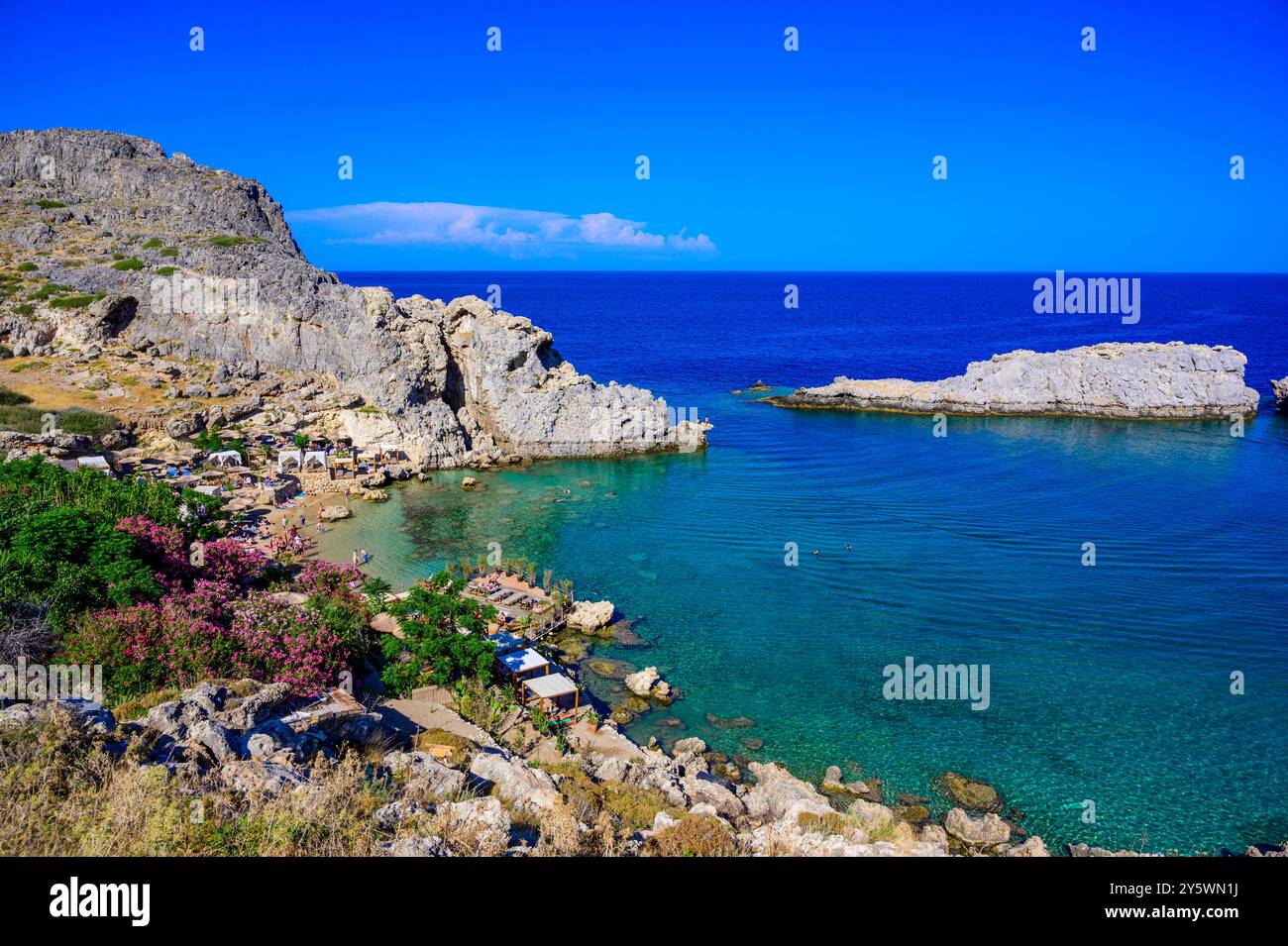 Spiaggia di St. Paul - Paralia Agios Pavlos - Paradise Bay a Lindos - destinazione di viaggio a Rodi, Grecia Foto Stock