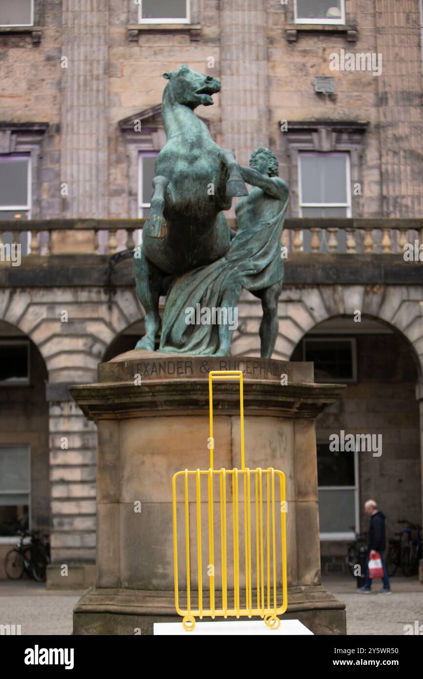 Edimburgo, Regno Unito. , . L'attivista Kostya Benkovich, acclamato a livello internazionale, presenta Suitcase Sculpture che mette in evidenza la situazione dei rifugiati al Lord Provost per la Collezione di Belle Arti della città di Edimburgo; Quadrangle at the City Chambers, High Street, Edimburgo. Il Lord Provost accetta ufficialmente questo potente lavoro per conto della città. Crediti immagine: Pako Mera/Alamy Live News crediti: Pako Mera/Alamy Live News Foto Stock