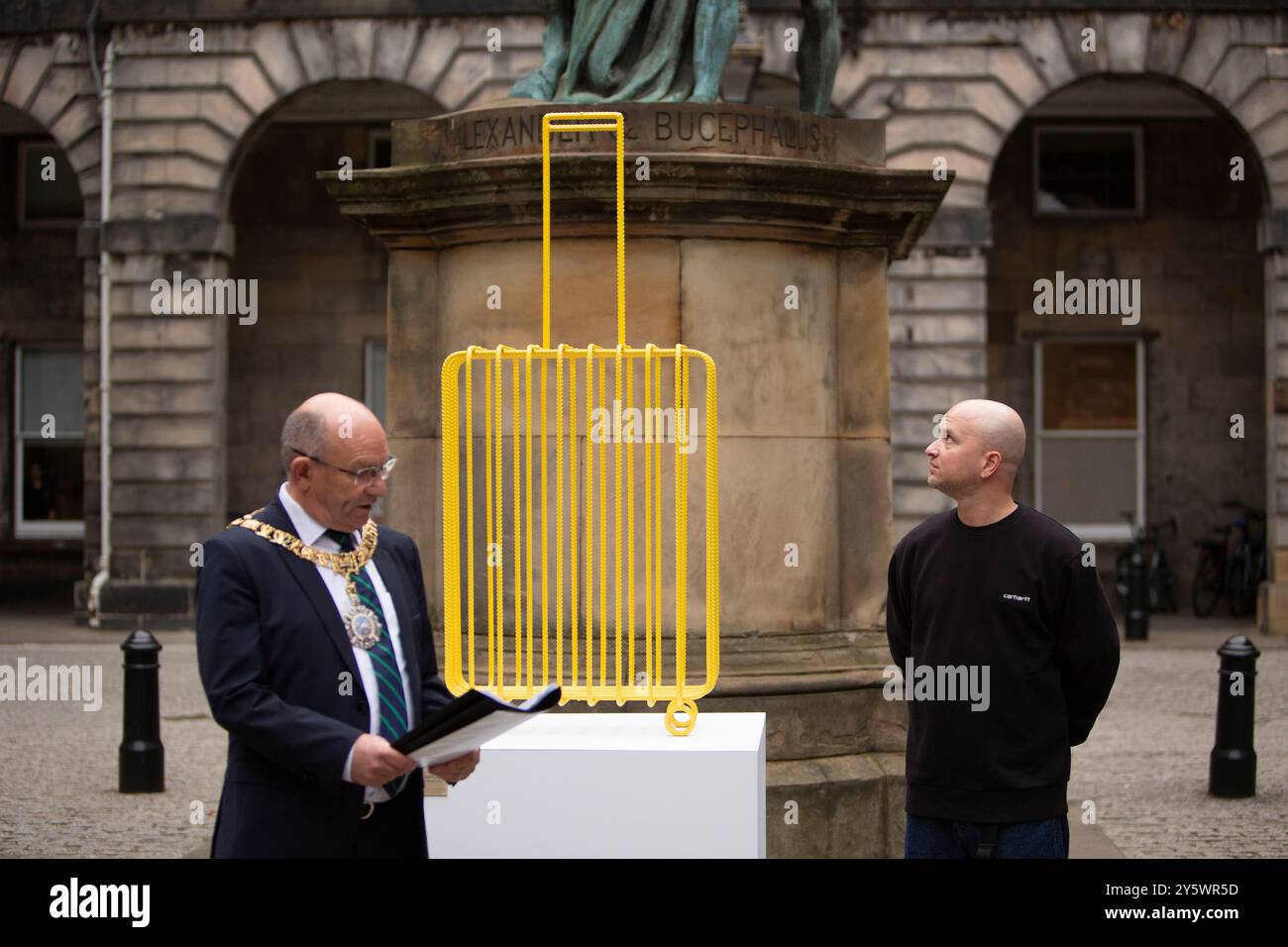 Edimburgo, Regno Unito. , . L'attivista Kostya Benkovich, acclamato a livello internazionale, presenta Suitcase Sculpture che mette in evidenza la situazione dei rifugiati al Lord Provost per la Collezione di Belle Arti della città di Edimburgo; Quadrangle at the City Chambers, High Street, Edimburgo. Il Lord Provost accetta ufficialmente questo potente lavoro per conto della città. Crediti immagine: Pako Mera/Alamy Live News crediti: Pako Mera/Alamy Live News Foto Stock