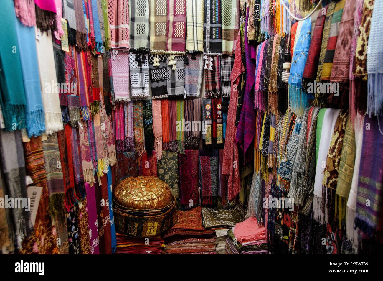 Vista interna di una banchina del mercato che vende centinaia di sciarpe di pashmina in cashmere colorate e fantasia. Foto Stock