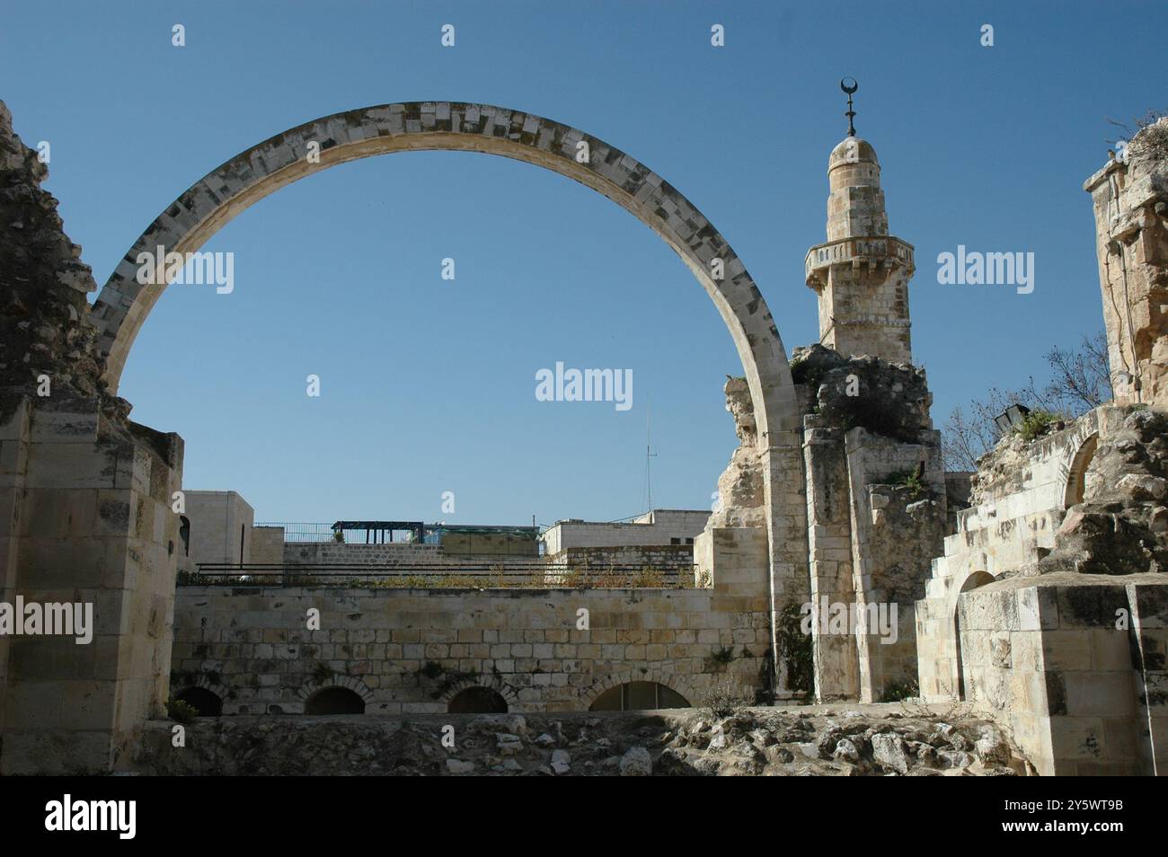 Fotografia storica dell'arco commemorativo della sinagoga Hurva nella città vecchia di Gerusalemme, completamente ricostruita e riaperta nel 2010. Foto Stock