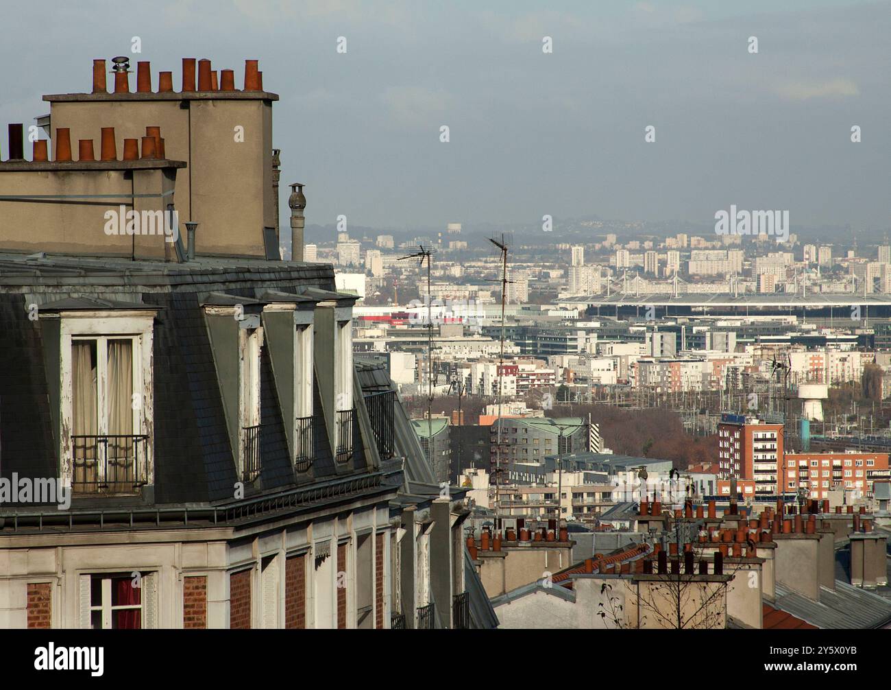 Fotografia di un edificio storico di appartamenti a Parigi sullo sfondo del paesaggio urbano moderno Foto Stock