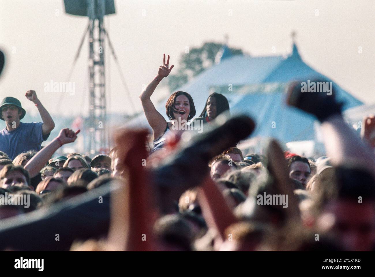 Crowdsurfing al Reading festival 1999, Berkshire, Inghilterra, Regno Unito Foto Stock