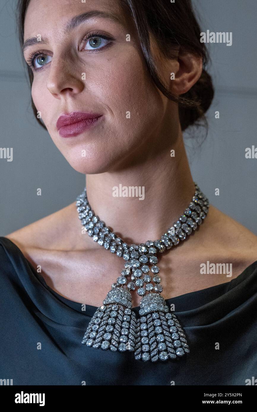 Londra, Regno Unito. 23 settembre 2024. Un modello presenta una rara e importantissima collana di diamanti del XVIII secolo (1.800.000 USD – 2.800.000) a Sotheby's New Bond Street. La collana ha la provenienza reale, essendo stata indossata almeno due incoronazioni (Giorgio vi e la regina Elisabetta e faceva parte della collezione di gioielli della famiglia Marchese di Anglesey per circa 100 anni e non è stata vista pubblicamente per 50 anni. L'11 novembre 2024 sarà presente in Geneva Royal and Noble Jewels sale di Sotheby. Crediti: Stephen Chung / Alamy Live News Foto Stock