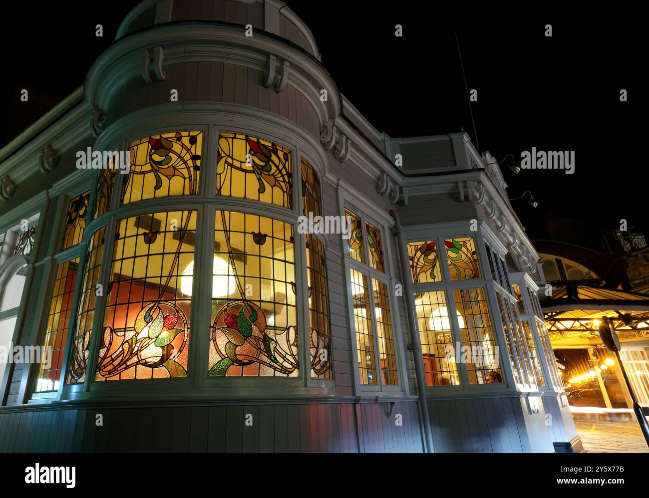 Lo York Tap, un pub incantevole vicino alla stazione di York con incredibili vetrate colorate in stile art nouveau, che sembrano particolarmente gloriose dopo il tramonto. Foto Stock