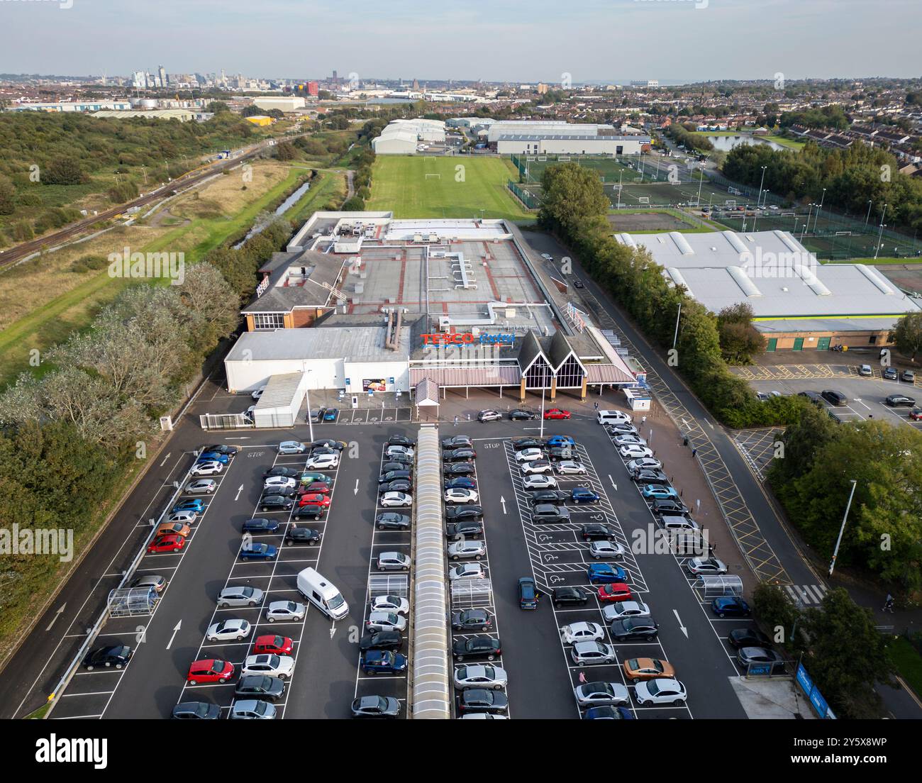 Vista aerea del supermercato Tesco Extra, Bidston Moss, Wirral, Merseyside, Inghilterra Foto Stock