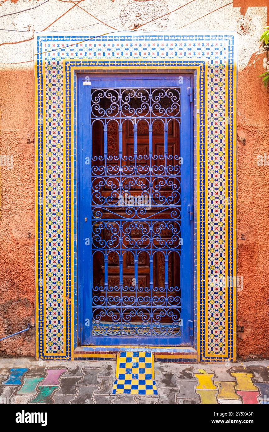 Porta ornata e colorata nella medina di Marrakech, Marocco, nord Africa Foto Stock