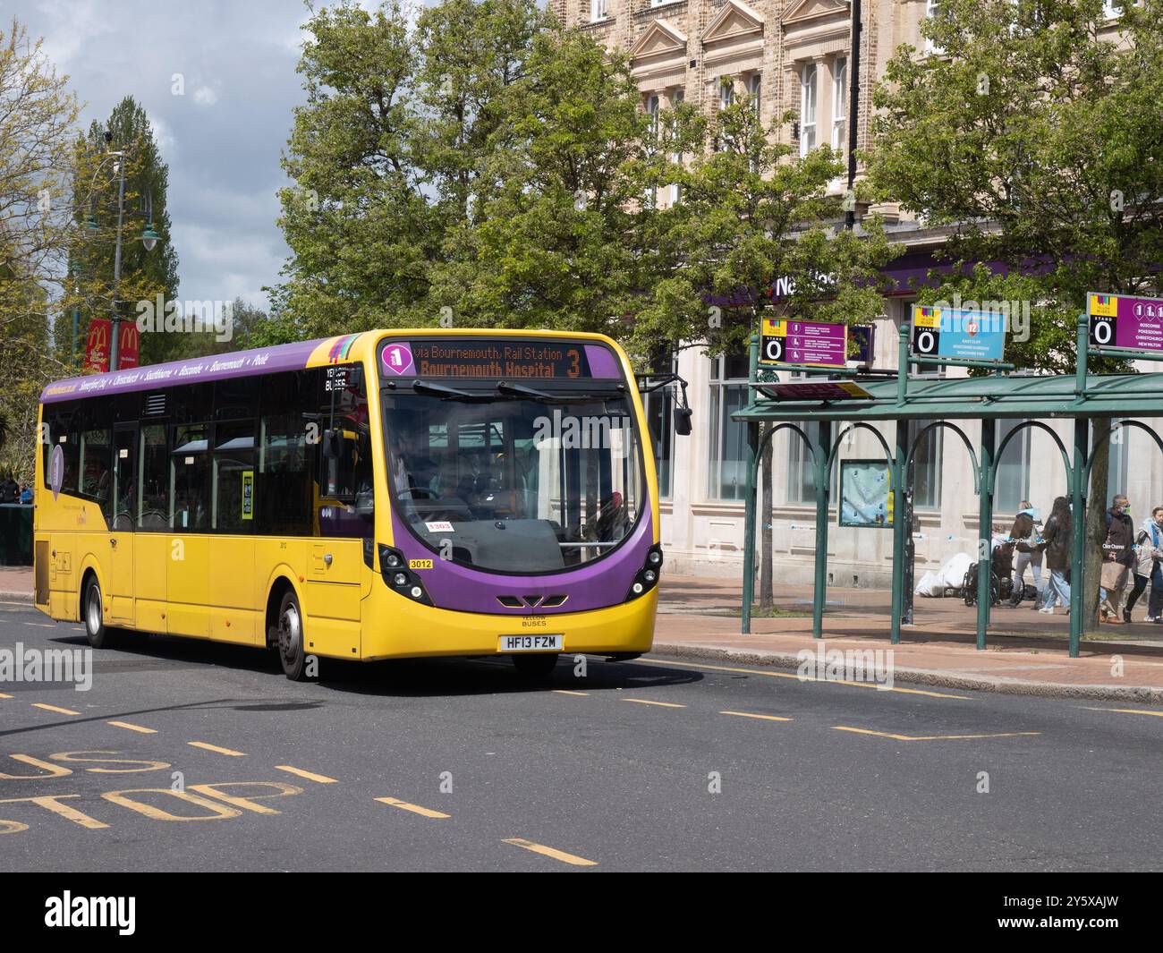 Autobus gialli a un piano a Bournemouth Foto Stock