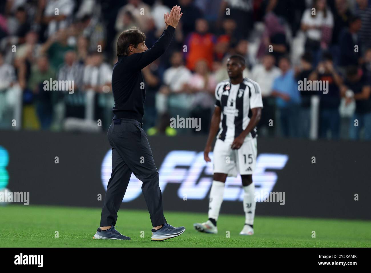 Antonio Conte, capo allenatore della SSC Napoli saluta i tifosi al termine della partita di serie A tra Juventus FC e SSC Napoli all'Allianz Stadium il 21 settembre 2024 a Torino. Foto Stock
