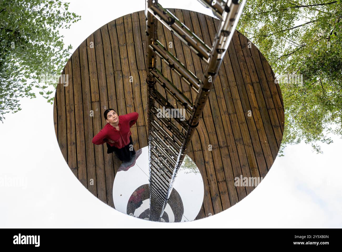 Londra, Regno Unito. 23 settembre 2024. Un membro dello staff con "Ladder to Heaven", 2024 in anteprima di "Every Day i Pray for Love", la quattordicesima mostra personale di Yayoi Kusama con la galleria Victoria Miro, che presenta l'ultima serie di dipinti e sculture dell'artista e una nuova stanza a specchio dell'Infinito chiamata "Beauty described by a Spherical Heart". La mostra si svolge presso la galleria Wharf Road di Victoria Miro dal 25 settembre al 2 novembre 2024. Crediti: Stephen Chung / Alamy Live News Foto Stock