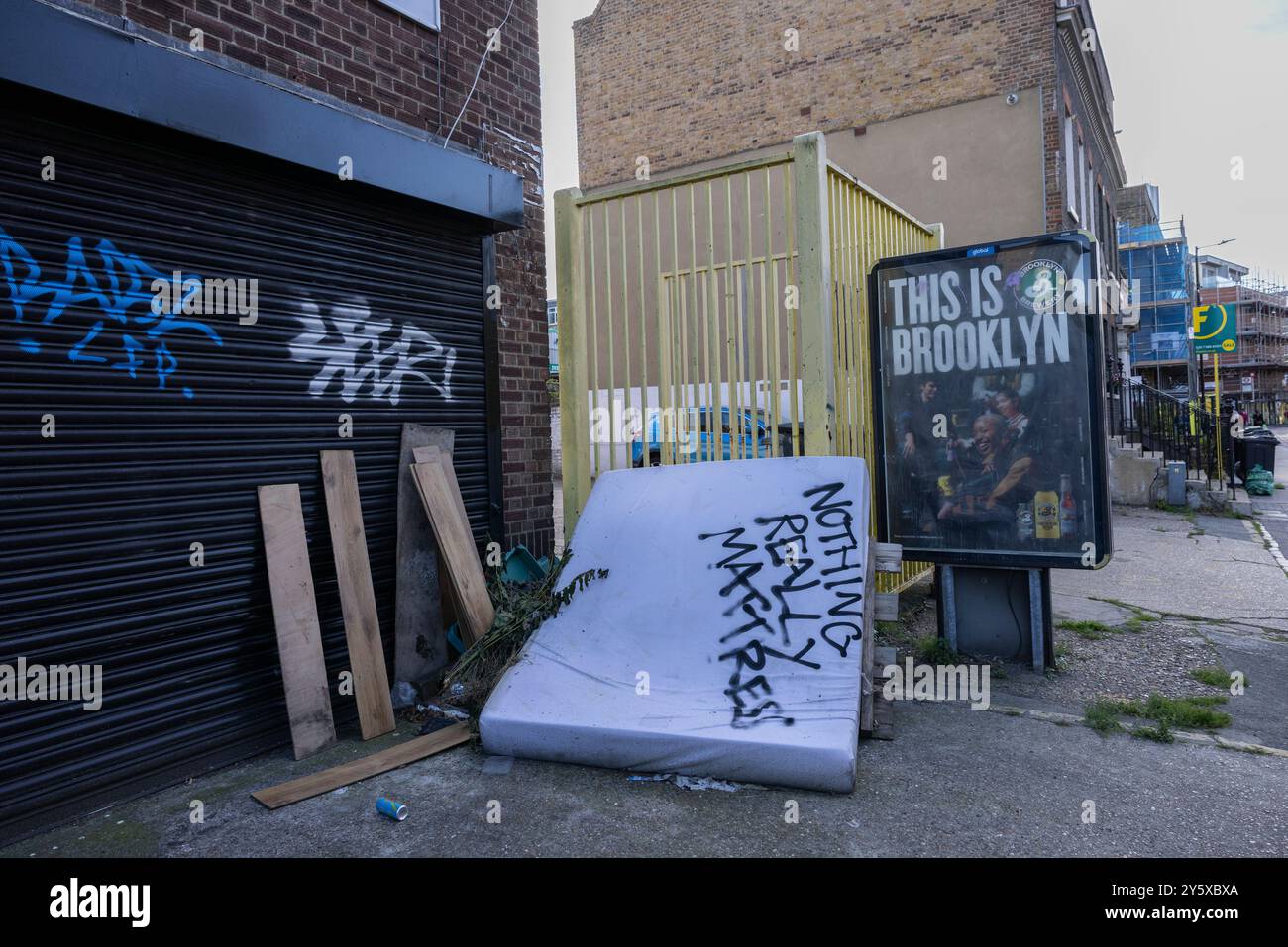 Un materasso gettato per strada a Homerton, quartiere di East london, situato nel quartiere di Hackney, Londra, Inghilterra, Regno Unito Foto Stock
