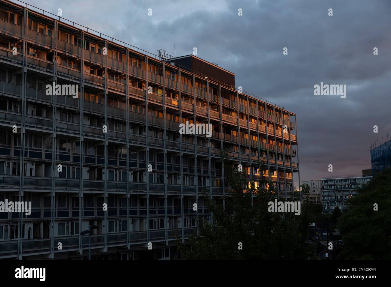 Appartamenti residenziali al crepuscolo, nel quartiere di Homerton nell'East london, situati nel quartiere di Hackney, Londra, Inghilterra, Regno Unito Foto Stock