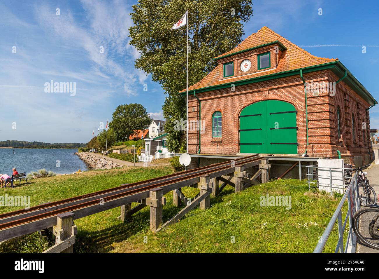 La stazione di soccorso di Maasholm del Servizio di ricerca e soccorso marittimo tedesco (DGzRS) è stata fondata nel 1918. L'edificio storico della stazione conserva ancora il vecchio scivolo un tempo utilizzato per lanciare la barca di soccorso. Baia di Gelting, Schleswig-Holstein, Germania. Foto Stock