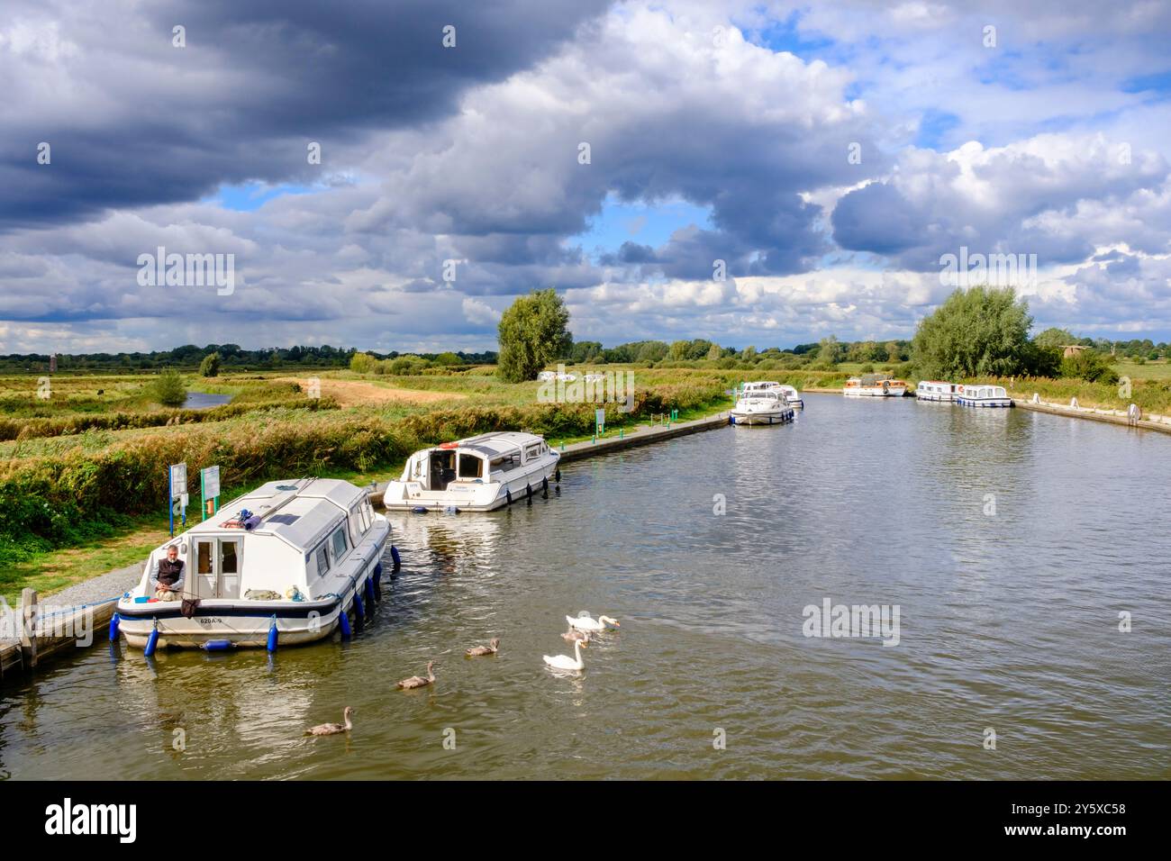 Barche ormeggiate sul fiume Ant nel Norfolk Broads National Park viste dal Ludham Bridge. Ludham, Wroxham, Norfolk, East Anglia, Inghilterra, Regno Unito, Gran Bretagna Foto Stock