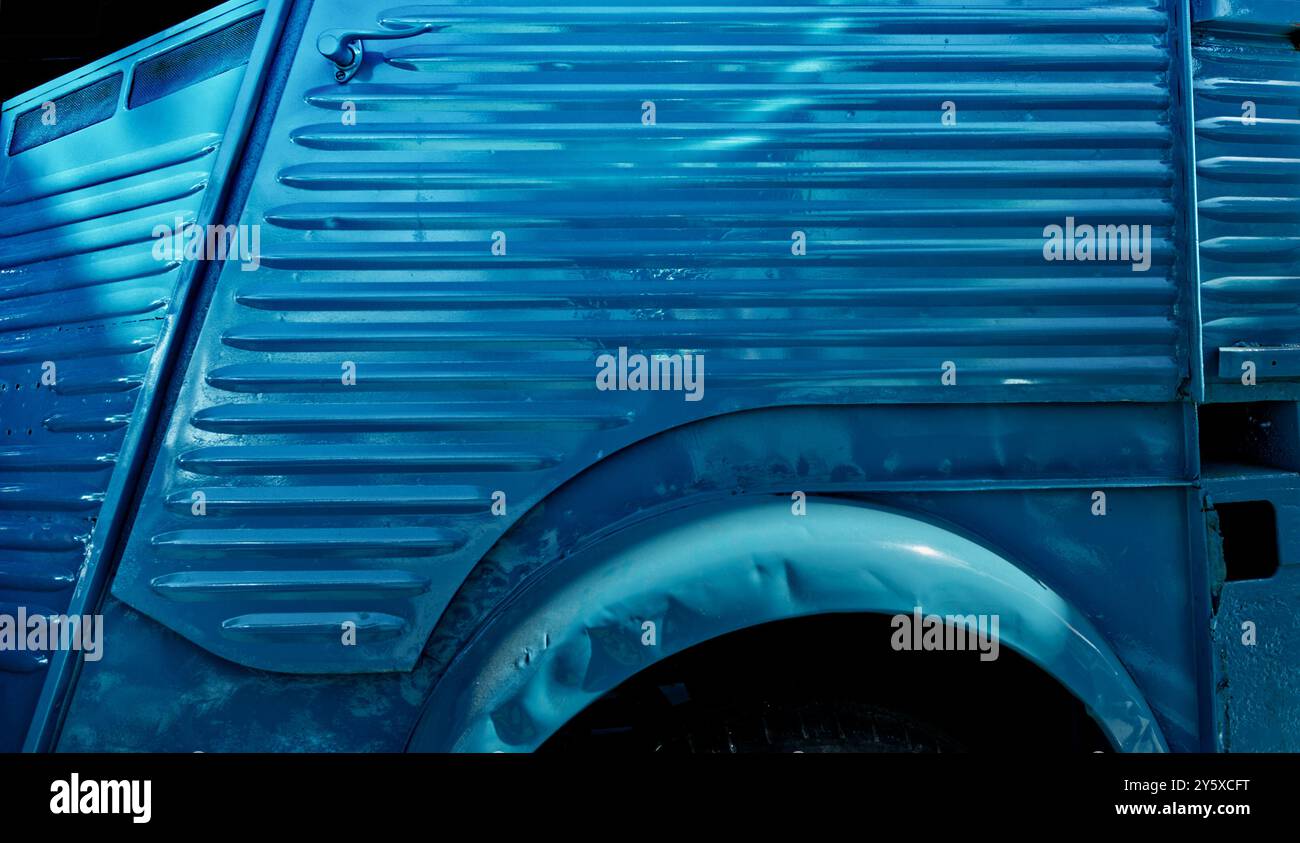 Superficie metallizzata blu-verde di una vecchia carrozzeria di un'automobile Foto Stock