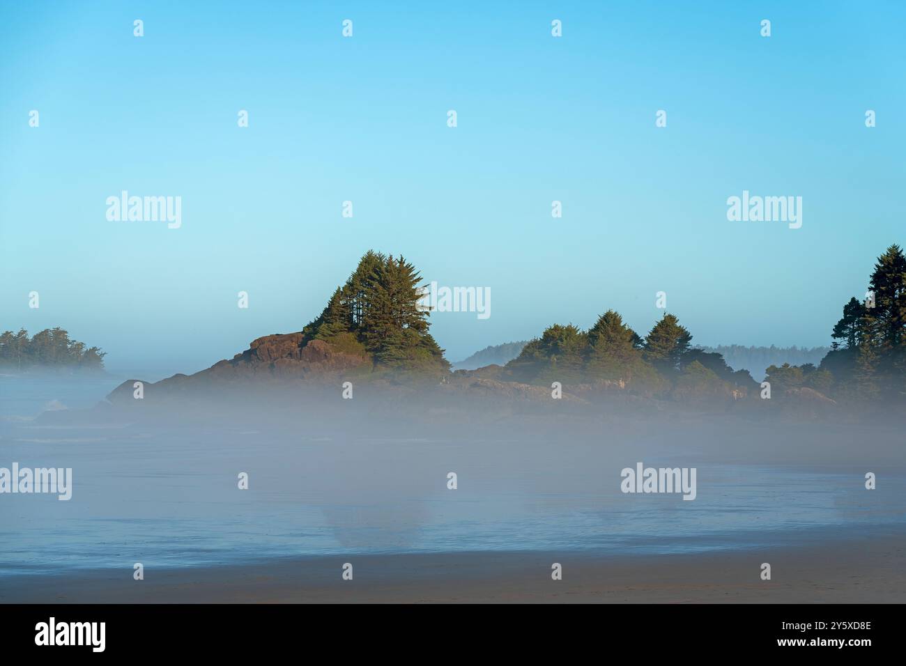 Cox Bay Beach Sunrise Mist, Tofino, Vancouver Island, British Columbia, Canada. Foto Stock