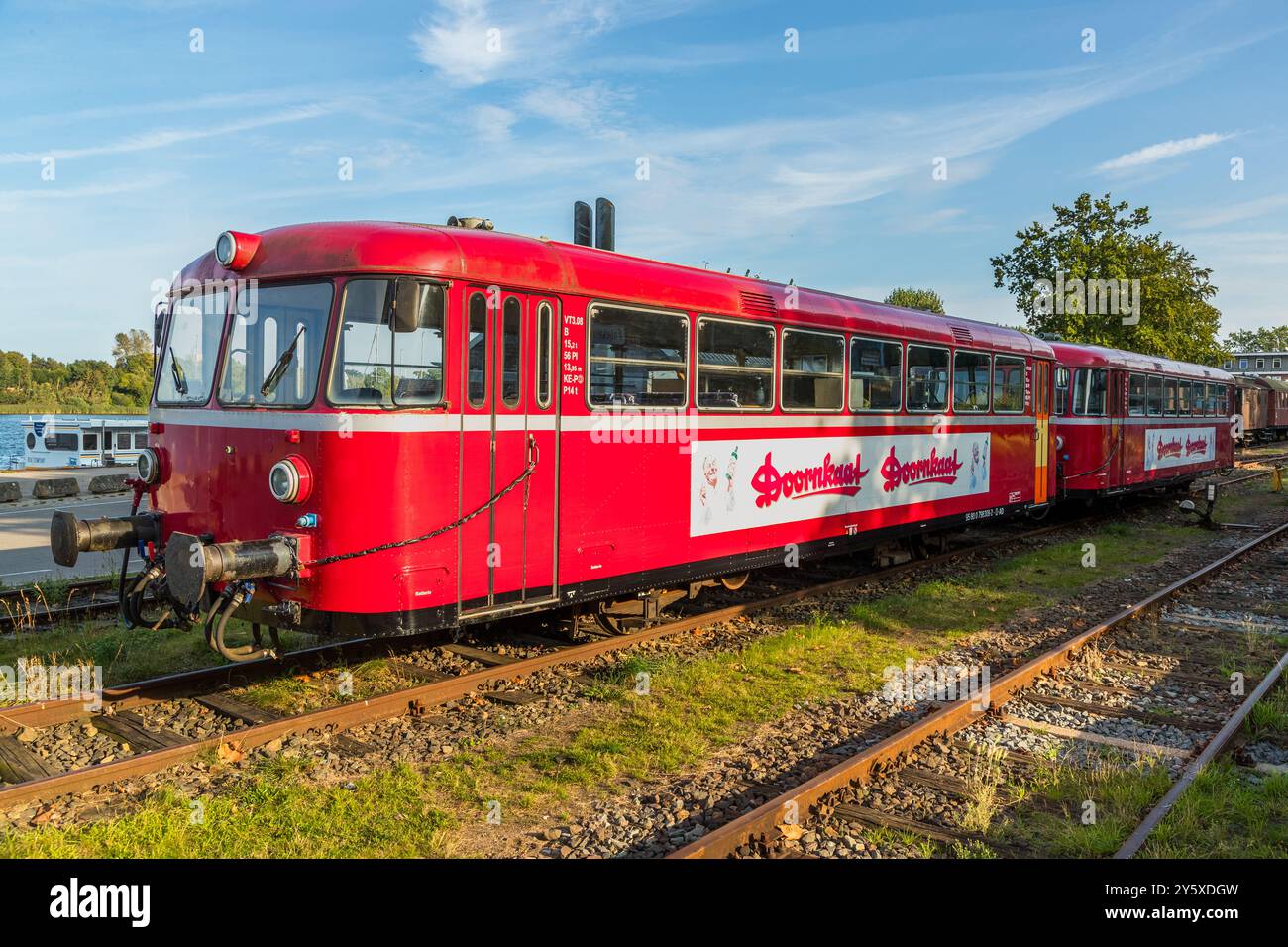 Un vagone ferroviario storico degli anni '60 della Angeln Steam Railway, la linea ereditaria tra Kappeln e Süderbrarup, trasporta pubblicità per Doornkaat, un liquore di cereali della Frisia orientale. Schleswig-Holstein, Germania. Foto Stock