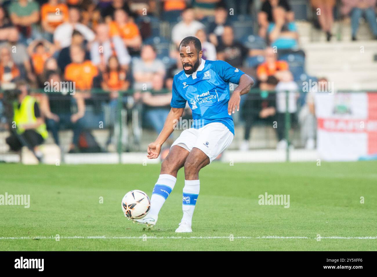 Alex Dyer passa il pallone a Wealdstone vs Barnet 21/09/24 Foto Stock