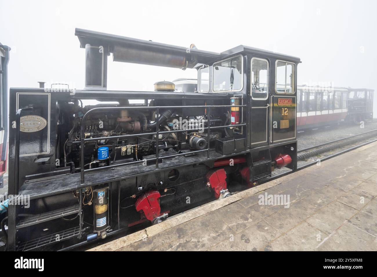 Locomotiva diesel Ruston di nome George presso la stazione di servizio della Snowdon Mountain Railway nel Galles del Nord. Foto Stock