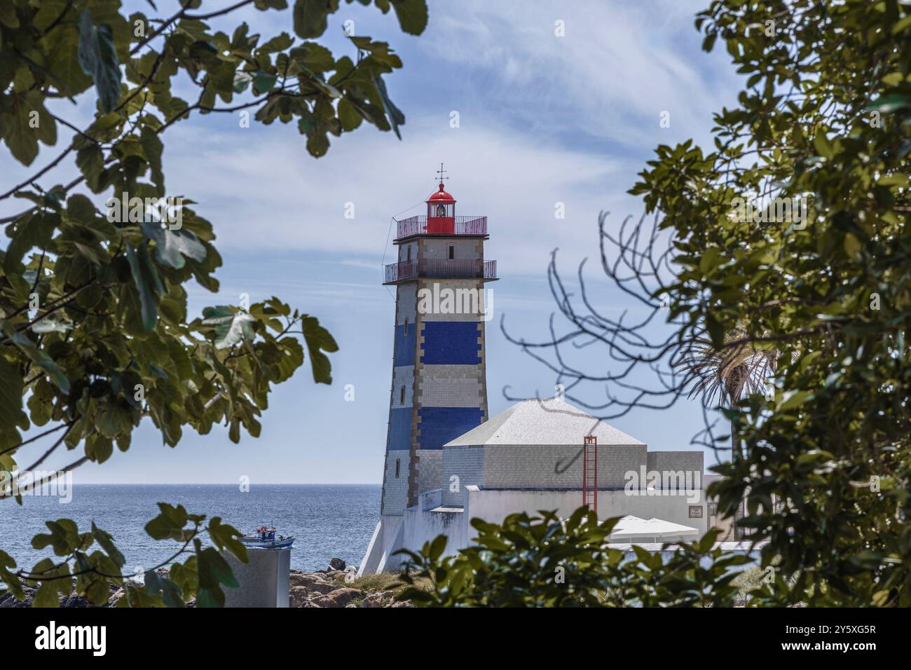 Museo del faro di Santa Marta accanto alla casa di Santa Maria a Cascaes, nella Cascais portoghese, città portoghese nel quartiere di Lisbona, Portogallo. Foto Stock