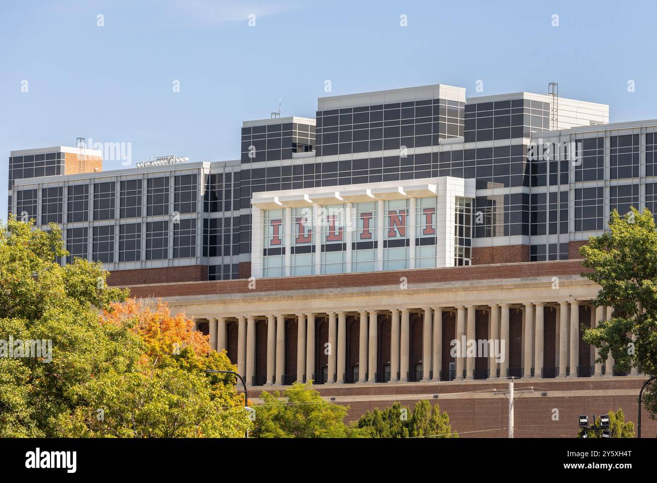 Il Memorial Stadium della University of Illinois ospita la squadra di football NCAA Fighting Illini. Foto Stock