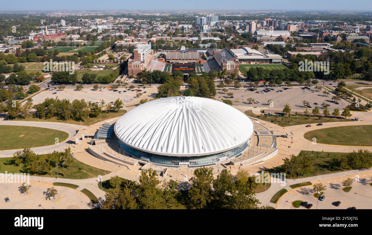 Vista aerea del Memorial Stadium e dello State Farm Center presso la University of Illinois per le squadre e gli eventi sportivi Fighting Illini. Foto Stock