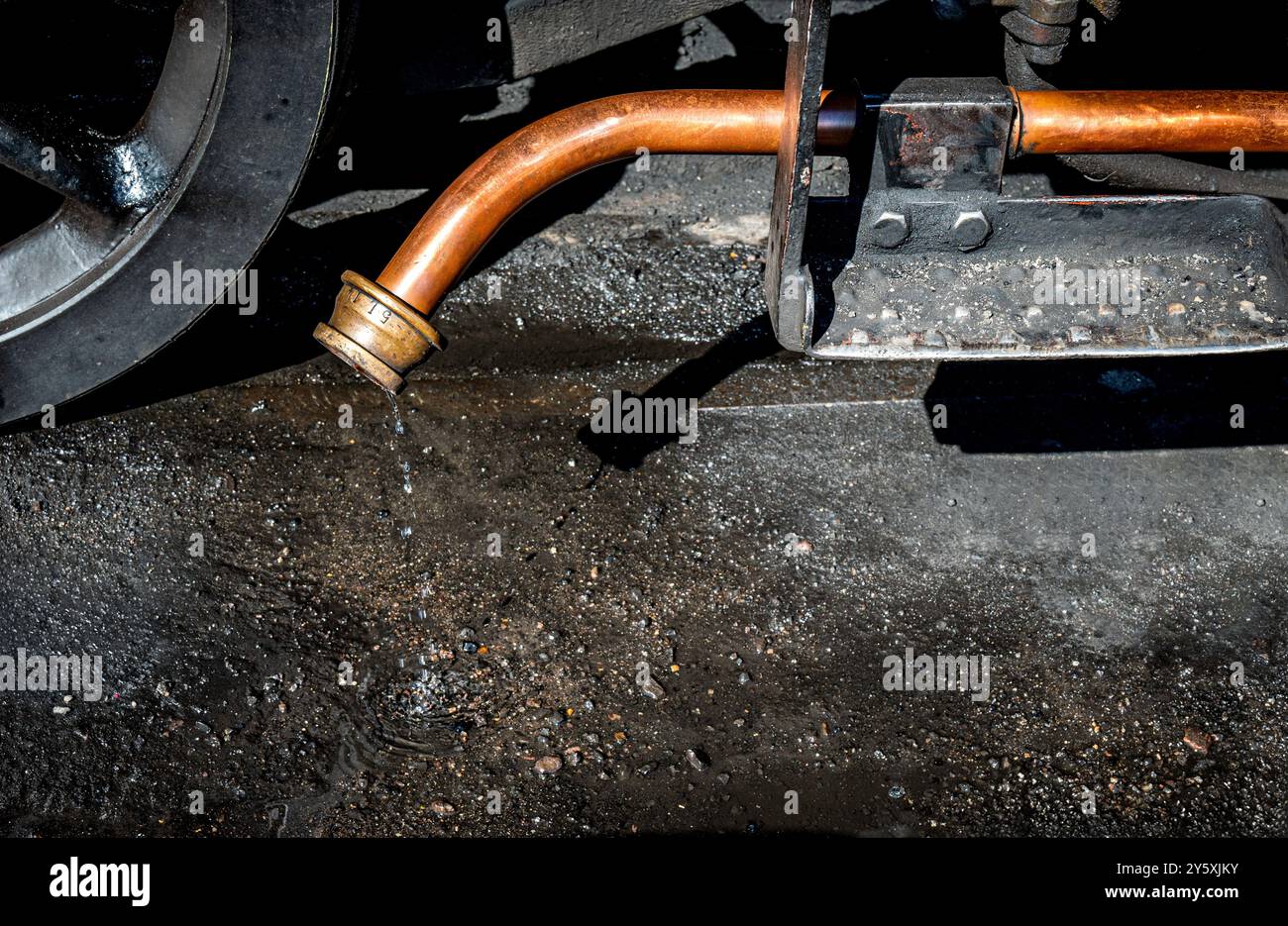 Primo piano di un vecchio motore in fase di restauro presso i lavori di ingegneria della linea Watercress. Foto Stock