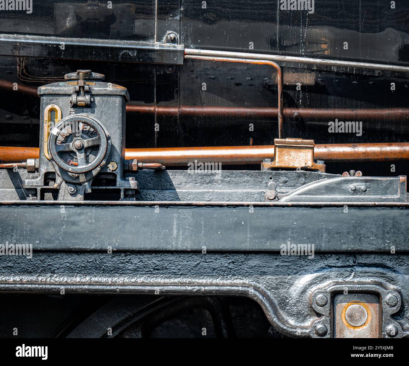 Primo piano di un vecchio motore in fase di restauro presso i lavori di ingegneria della linea Watercress. Foto Stock