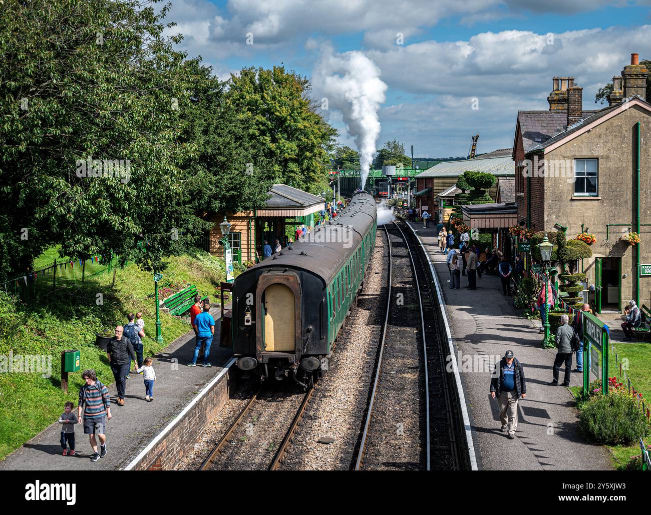 Un motore a vapore in attesa di partire dalla stazione di Ropley, sede della Watercress line, Hampshire, Inghilterra. Foto Stock