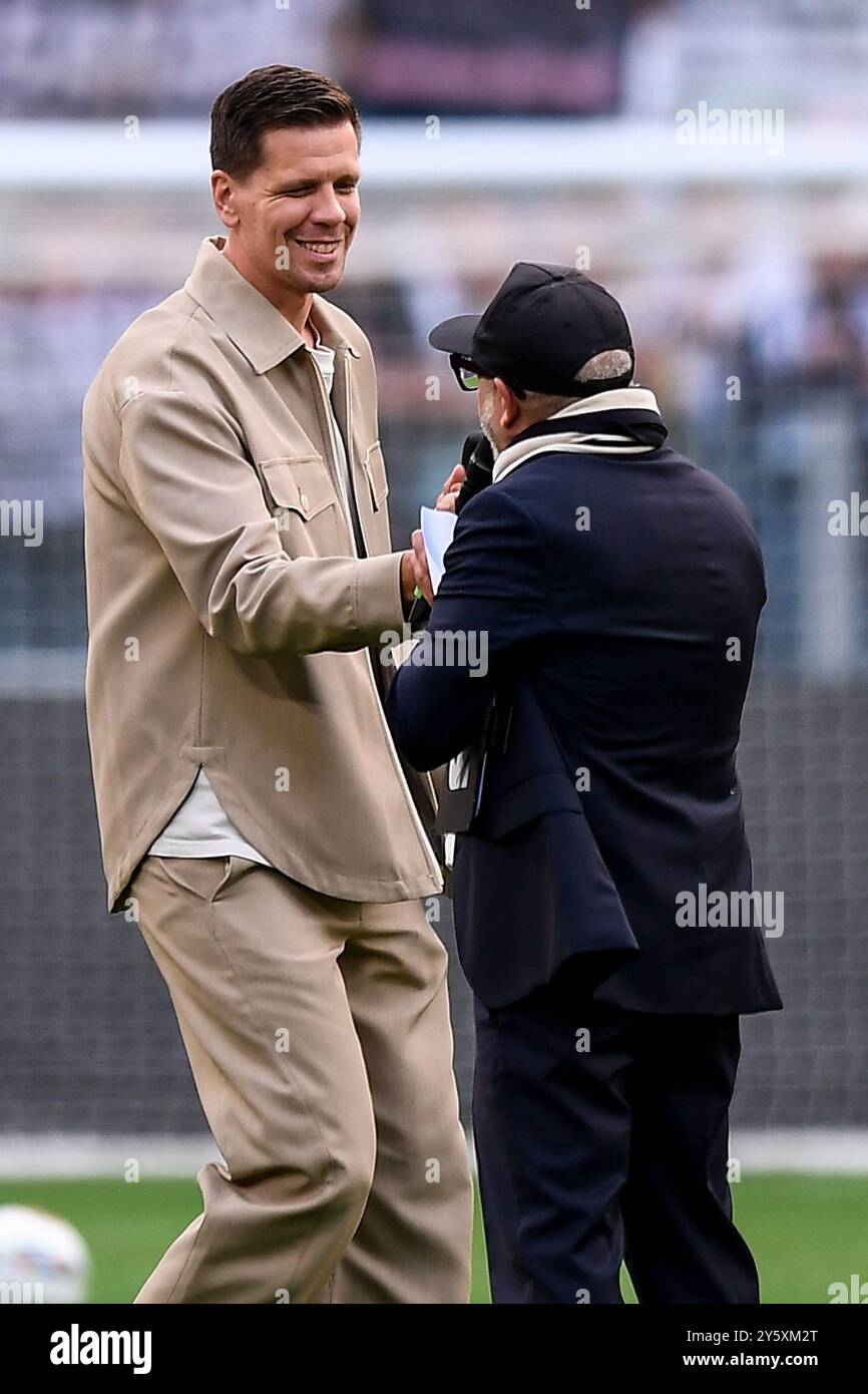 Wojciech Szczesny della Juventus ringrazia i tifosi per rendergli omaggio in vista della partita di serie A tra Juventus e Napoli all'Allianz Stadium di Foto Stock