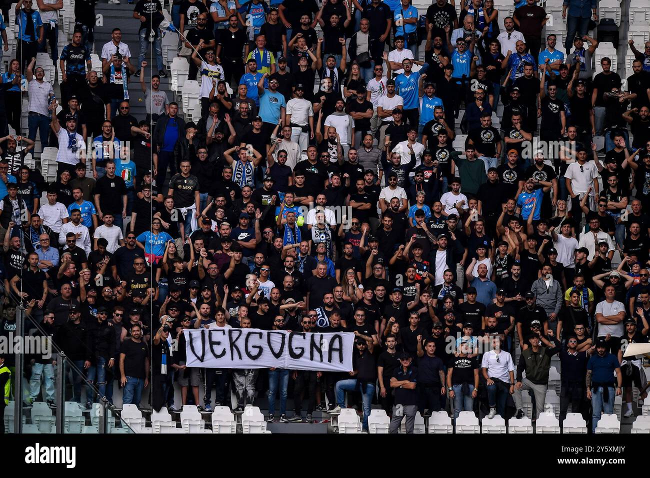 I tifosi del Napoli protestano contro il divieto ai tifosi residenti in provincia di Napoli di partecipare alla partita in trasferta durante la partita di serie A tra J Foto Stock