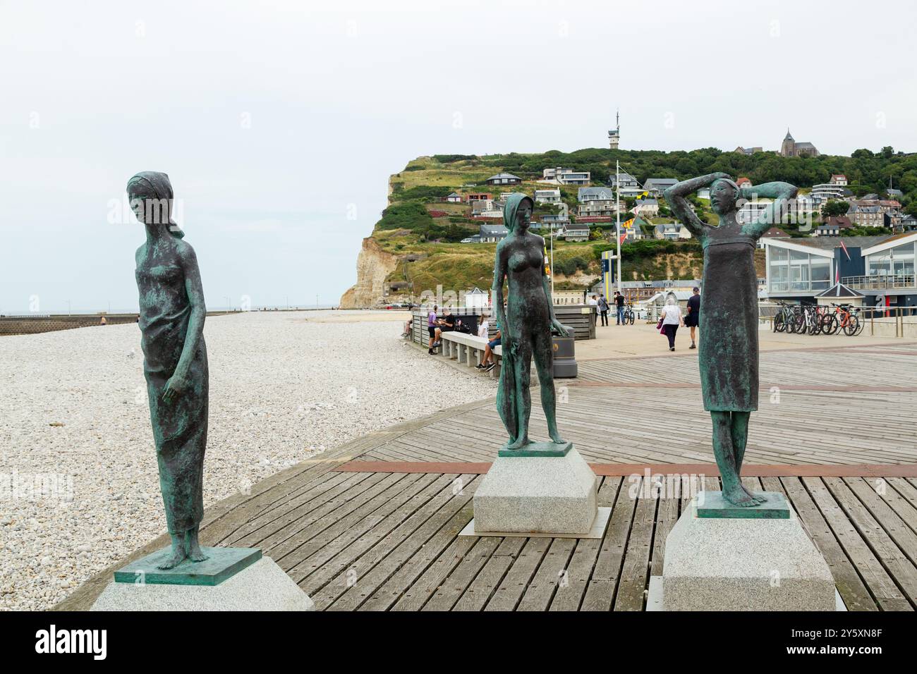 Le sculture di Dominique Denry sulla spiaggia di Fecamp, Normandia, Francia Foto Stock