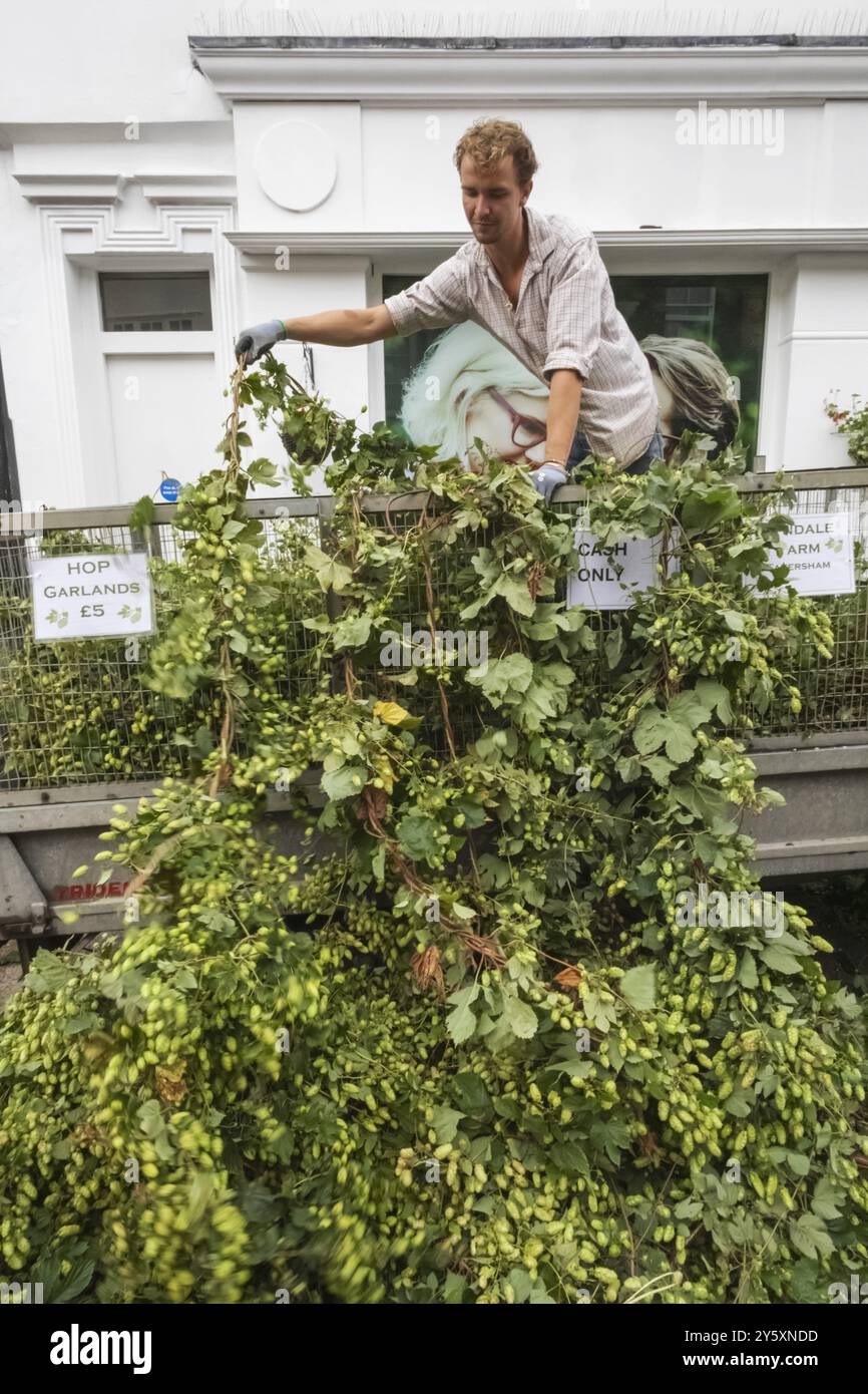 Inghilterra, Kent, Faversham, l'Annual Hop Festival, Farmer Selling Hop Vines Foto Stock