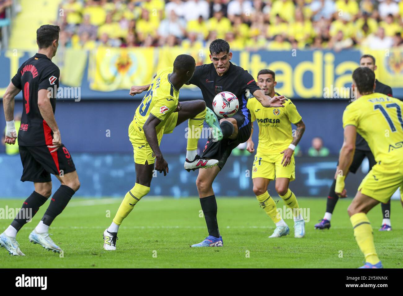 Gerard Martin del Barcellona e Nicolas Pepe del Villarreal CF durante il campionato spagnolo, la Liga EA Sports, partita di calcio giocata tra Villarreal CF e FC Barcelona allo stadio la ceramica il 22 settembre 2024 a Valencia, Spagna. Foto Ivan Terron / SpainDPPI/ DPPI Foto Stock