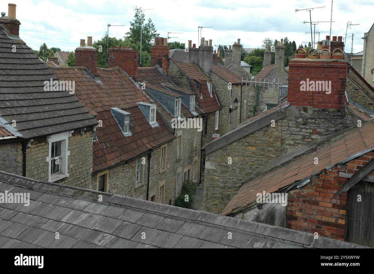 Strette finestre dormitori su ripidi tetti piastrellati e ricoperti di ardesia di cottage tessitori a Sheppard's Barton, nell'antica città di Frome, nel Somerset, su un Foto Stock