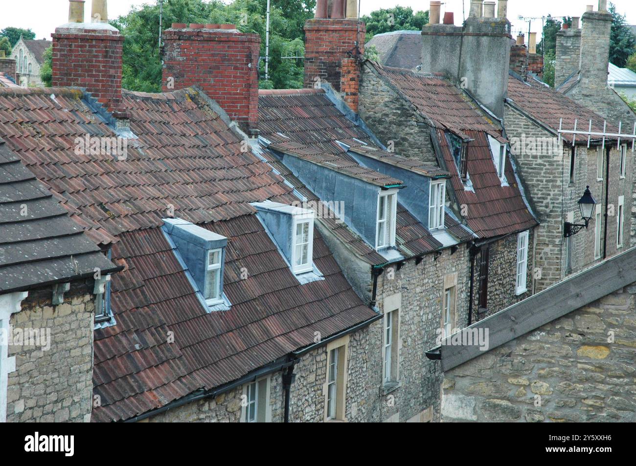 Strette finestre dormitori su ripidi tetti piastrellati di cottage tessitori a Barton di Sheppard nell'antica città di Frome in summerset in una luminosa giornata estiva Foto Stock