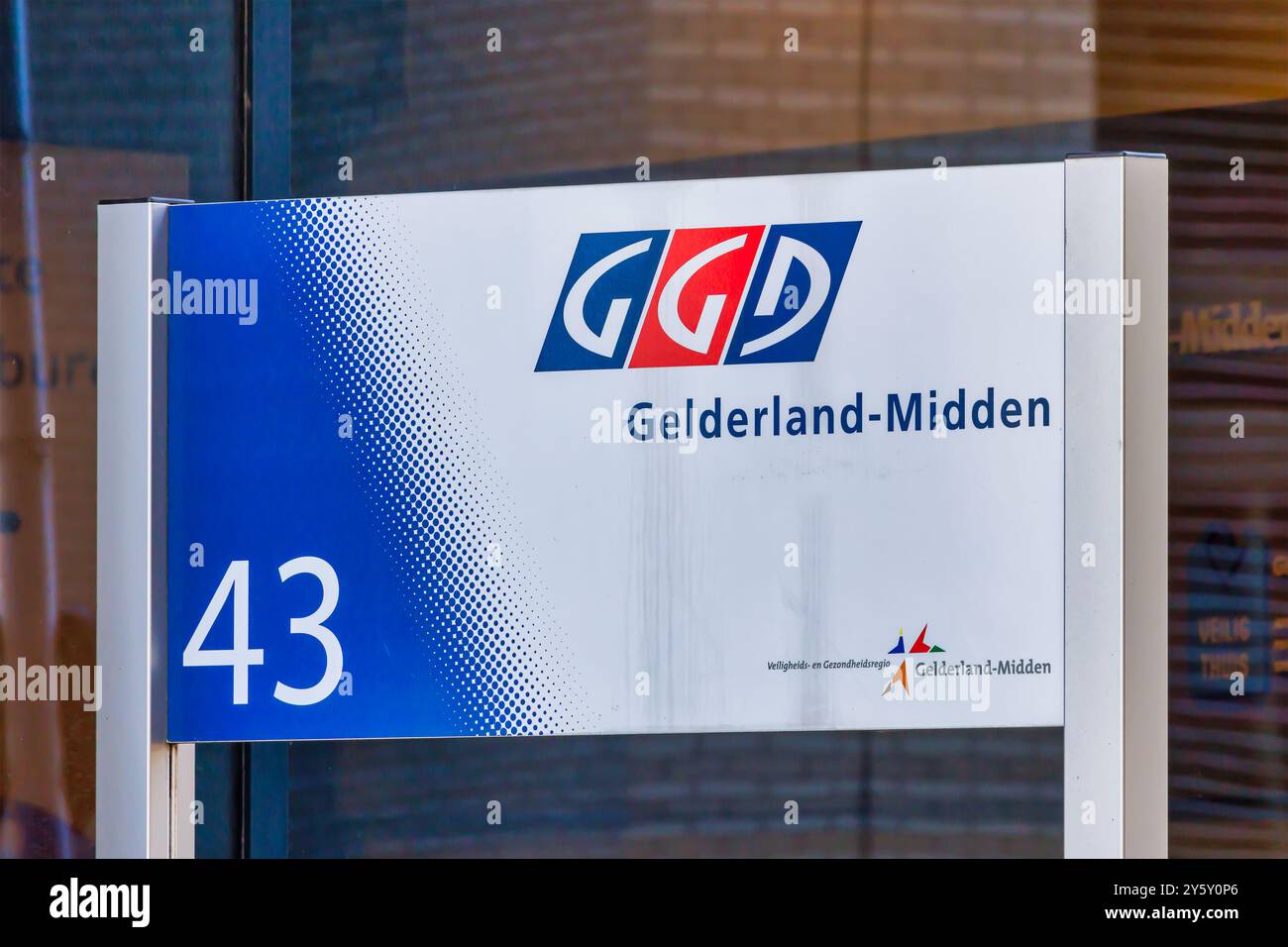 Arnhem, Paesi Bassi - 13 settembre 2024: Cartello d'ingresso del GGD Gelderland-Midden, l'organizzazione ufficiale per la pubblica sicurezza e la salute Foto Stock
