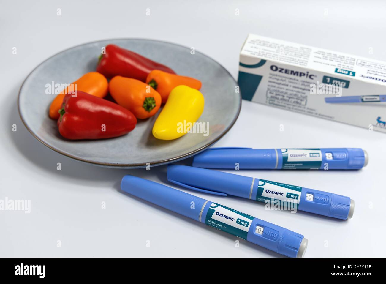 Penna per iniezione di insulina Ozempic per diabetici e perdita di peso e piatto con verdure. Danimarca - 23 settembre 2024 Foto Stock